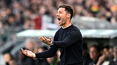 Kou� Bayeru Leverkusen Xabi Alonso rozdává pokyny svým hrá��m b�hem utkání se...