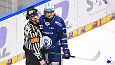 Útoník Komety Brno Kristián Pospíil diskutuje s rozhodím bhem pátého finále...