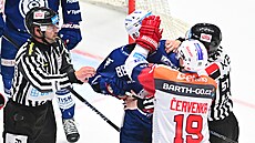 Potyka v pátém finále extraligy mezi Pardubicemi a Kometou Brno.