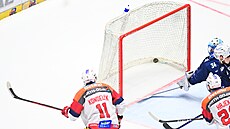 Pardubický útočník Jáchym Kondelík střílí gól v pátém finále s Kometou Brno.