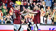 Spar�an Jaroslav Zelený (vlevo) slaví gól do sít� Plzn� s Janem Kuchtou.