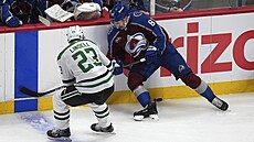 Martin Ne�as (vpravo) z Colorado Avalanche ztrácí v zápase s Dallas Stars puk,...