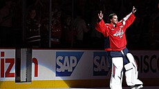 Logan Thompson slaví s fanou�ky Washington Capitals.