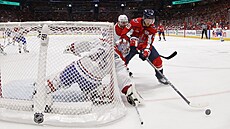 Sam Montembeault (35) v brán� Montreal Canadiens zasahuje v duelu s Washington...
