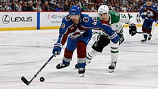 Samuel Girard (49) z Colorado Avalanche jde po puku v zápase s Dallas Stars,...