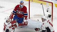 Alex Ove�kin (8) a Andrew Mangiapane (88) z Washington Capitals slaví gól proti...