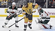 Keegan Kolesar (55) z Vegas Golden Knights ped bránou Minnesota Wild mezi...