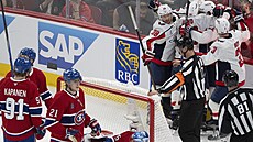 Jakub Dobe z Montreal Canadiens je pekonaný, slaví hokejisté Washington...
