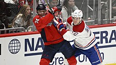 Juraj Slafkovský (20) z Montreal Canadiens atakuje Johna Carlsona (74) z...