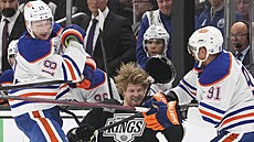 Warren Foegele (v erném) z Los Angeles Kings v nehokejové pozici bhem duelu s...