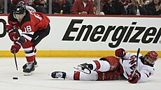 Ondej Palát (vlevo) z New Jersey Devils u puku v zápase s Carolina Hurricanes,...