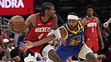 Jalen Green (vlevo) z Houston Rockets se tla�í ke ko�i Golden State Warriors,...