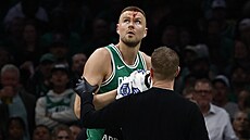 Kristaps Porzingis z Boston Celtics s rozra�eným �elem v zápase play off