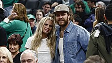 eský hokejista David Pastrák a jeho manelka Rebecca Rohlssonová na zápase...