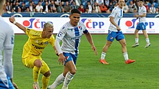 Záloník olomoucké Sigmy Filip Zorvan nahání ostravského Ewertona.