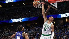 Kristaps Porzingis (8) z Boston Celtics smeuje do koe Orlando Magic.