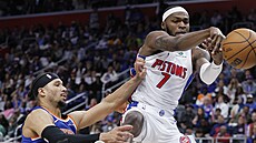 Paul Reed (7) z Detroit Pistons p�ichází v zápase s New York Knicks o mí� p�i...