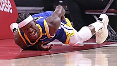 Jimmy Butler z Golden State Warriors se svíjí bolestí.