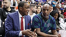 Isiah Thomas (vlevo) a Chauncey Billups na zápase svých Detroit Pistons