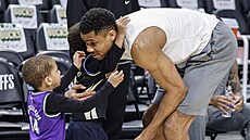 Janis Adetokunbo se chystá na zápas s Milwaukee Bucks, objímají ho synové Liam...