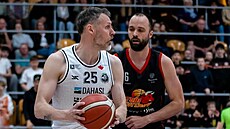 Peter Sedmák (vlevo) z Hradce Králové útoí pes Martina Nováka ze Svitav.