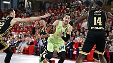 Tomá Satoranský (ve svtlém) z Barcelony útoí do defenzivy Monaka.