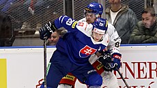 Slovenský obránce Michal Ivan tla�í na mantinel �eského úto�níka Michala...