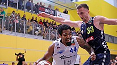 Jacob Evans III. (vlevo) z Olomoucka se tlaí kolem Jakuba Slavíka z Opavy.