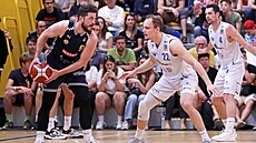 Filip Zbránek (vlevo) z Opavy úto�í p�es Dominika �áka z Olomoucka.