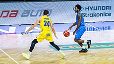 John-Michael Wright z Olomoucka rozehrává v zápase s Opavou, brání ho Jakub...