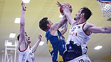 Ladislav Pecka z Ústí zakonuje kolem Viktora Plpána z Brna.