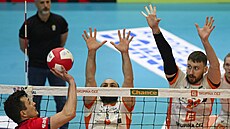 Jakub Ihnát (vlevo) z týmu Lvi Praha se pokouí pekvapit karlovarský dvojblok...