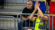 Brionna Jonesová tleská spoluhrákám z USK Praha.