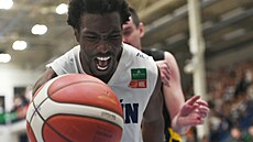 Jordan Ogundiran z Dína slaví úspnou akci, za ním písecký Petr lechta.