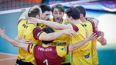 Libere�tí volejbalisté oslavují úsp�nou akci.