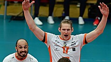 Maximiliano Chirivino a Renars Pauls Jansons z Karlovarska slaví bod.