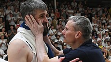 Dínský kou Tomá Grepl velebí hrdinu rozhodujícího tvrtfinálového zápasu...