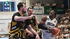 Jordan Ogundiran (vpravo) z Dína proniká k píseckému koi, snaí se ho...