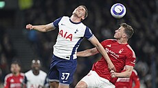 Chris Wood (vpravo) z Nottinghamu Forest a Micky van de Ven z Tottenhamu v...