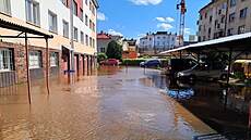 Zaplavený �kolní dv�r ZU� St�ezina v Hradci Králové (22.4.2025).