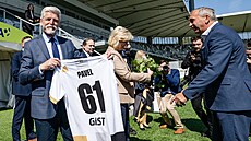 Prezident dostal hradecký dres s �íslem 61 podle roku, v n�m� se narodil. (23....