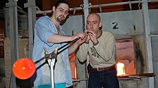 Poprvé se sklá�i. P�ed devatenácti lety ve sklá�ské huti poprvé foukal sklo a...