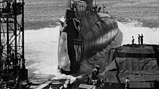 Spu�t�ní americké jaderné ponorky USS Triton na vodu