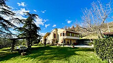Pohled na ná� d�m v slunném jarním dni. V pravé �ásti jsou apartmány a v levé...