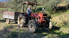 Michal, jak poprvé �ídí traktor t�íválcový Fiat, 42 koní a dnes u�...