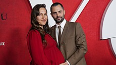 Domino Kirke a Penn Badgley v New Yorku (23. dubna 2025)