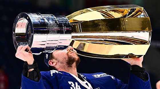 Branká� Michal Postava, nejlep�í gólman extraligového play off v sezon�...