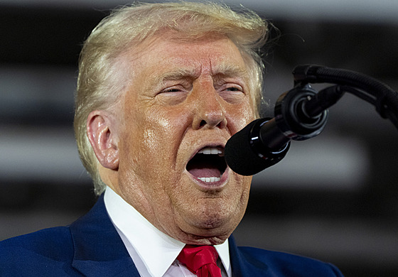 Americký prezident Donald Trump na mítinku s voli�i ve stát� Michigan chválil...