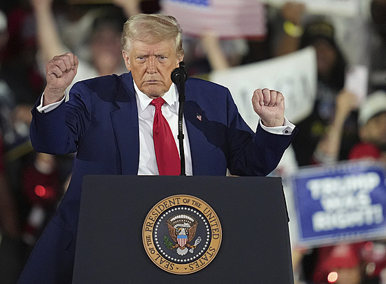 Americký prezident Donald Trump na mítinku s voliči ve státě Michigan chválil...