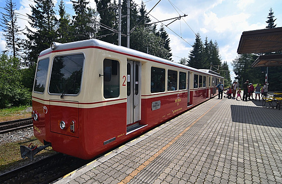 Elektrický vlak linky 182 �trba��trbské Pleso stojí v stanici �trbské Pleso ve...